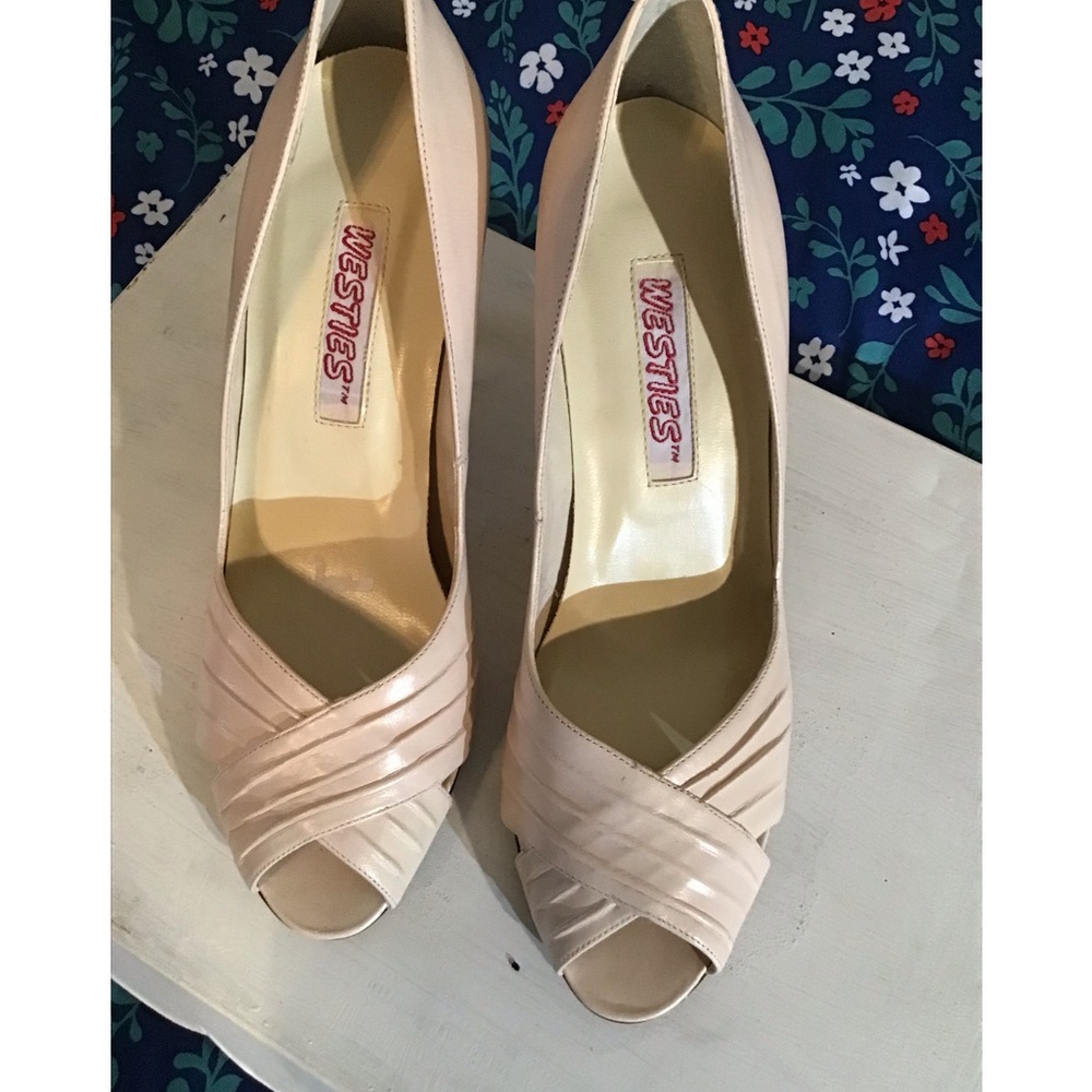 Women’s cream colored leather size 7 with a 3 inch heel Westies shoes